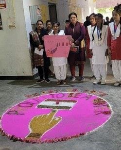 Girls made Rangoli for voter awareness मतदाता जागरूकता को छात्राओं ने ...