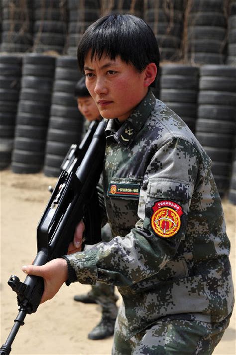 战场上没女人：女特种兵像男兵一样严酷训练[1]- 中文国际