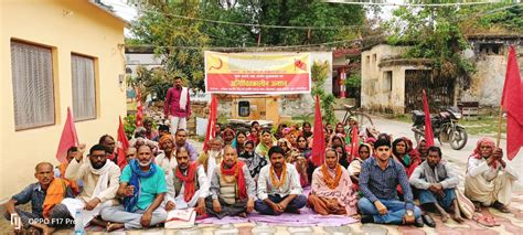 13 सूत्री मांगों को लेकर प्रखंड सह अंचल मुख्यालय पर खेग्रामस के बैनर ...