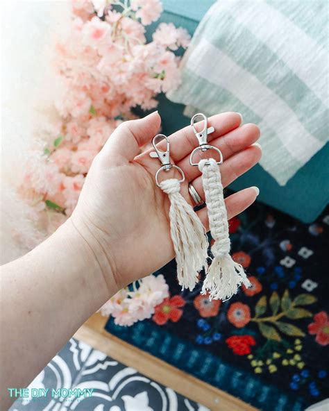 Rezultat imagine pentru DIY Macrame Keychain Free Pattern