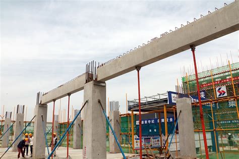 用于高层框架钢结构可调节移动式操作平台及其施工方法与流程