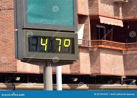 Street Thermometer Marking 47 Degrees Stock Image - Image of cronómetro ...