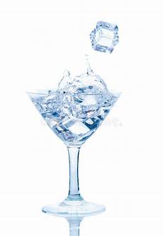 sta su bicchieri vetro spruzzata dell acqua con il cubetto di ghiaccio immagine sta su bicchieri vetro spruzzata dell acqua con il cubetto di ghiaccio immagine