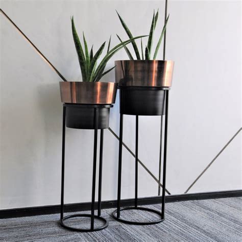 VARA STORE | HANDMADE METAL BELLA PLANTER ROSE GOLD BLACK