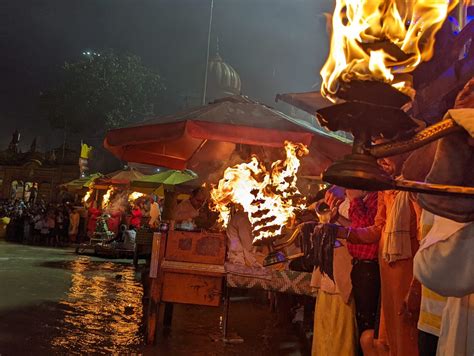 Magnificent Ganga Aarti in Haridwar Through 7 Real-Life Pictures