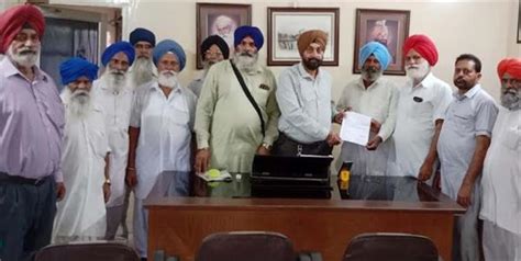 ਬਰਸਾਤੀ ਪਾਣੀ ਦੀ ਸਮੱਸਿਆ ਤੋਂ ਛੁਟਕਾਰਾ ਦਿਵਾਉਣ ਕਿਸਾਨਾਂ ਦੇ ਵਫ਼ਦ ਨੇ BDPO ਨੂੰ ...