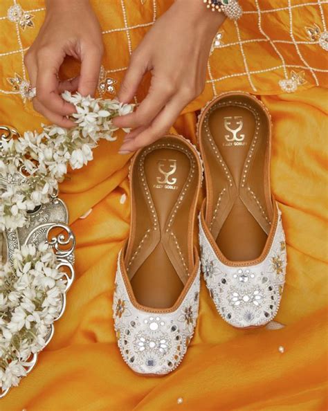 Buy Handcrafted Punjabi Juttis for Women Online – Fizzy Goblet