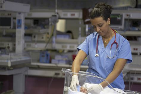 What Is A Neonatal Nurse? | Nursejournal.org