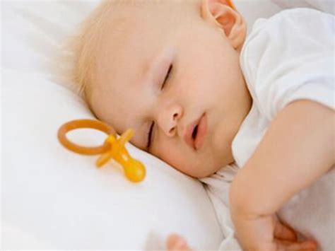 婴儿睡觉不踏实易惊醒（宝宝午睡不安稳）-幼儿百科-魔术铺