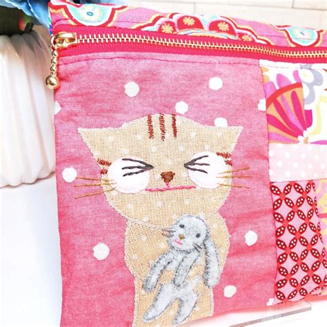 【受注生産】ぺったんこポーチ ピンク ぬいぐるみ抱っこの猫さん #猫 #茶トラ | バッグ店「ashの森へようこそ」 “くすっ”と笑える動物 ...