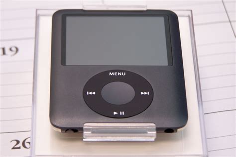 Apple iPod Nano (2.5 inch) Multi-Touch LCD Display 16GB FM-Radio ...