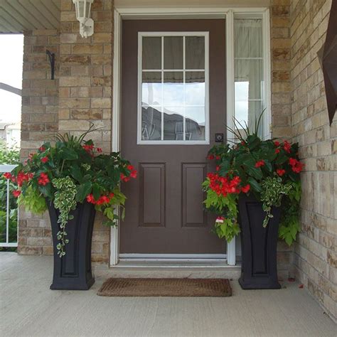Inspiring Spring Planters Design Ideas For Front Door 11 | Small yard ...