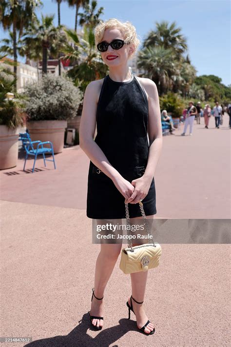 Julia Garner's feet