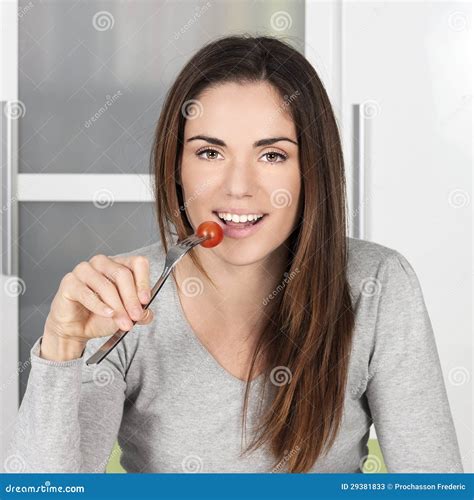 Menina que come o tomate imagem de stock. Imagem de lifestyle - 29381833