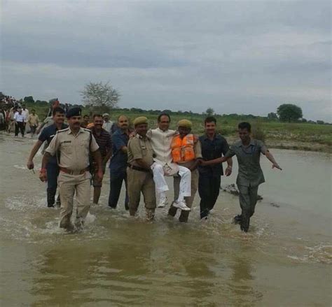Social Humour: Pic of cops carrying Shivraj Singh Chauhan in a flood ...
