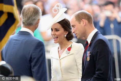 威廉王子夫妇出席帆船赛启动仪式 凯特王妃弯腰与萌娃对话