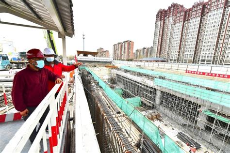 北京地铁7号线东延高楼金地铁站一体化主体结构提前顺利封顶_腾讯新闻