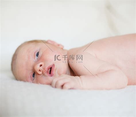 刚出生的男婴。高清摄影大图-千库网