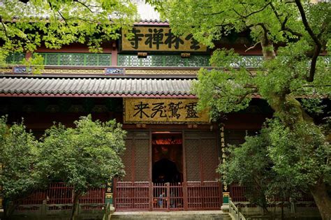 灵隐寺丨毗邻西湖 是中国最早的佛教寺院和中国十大古刹之一|西湖|灵隐寺|古刹_新浪新闻