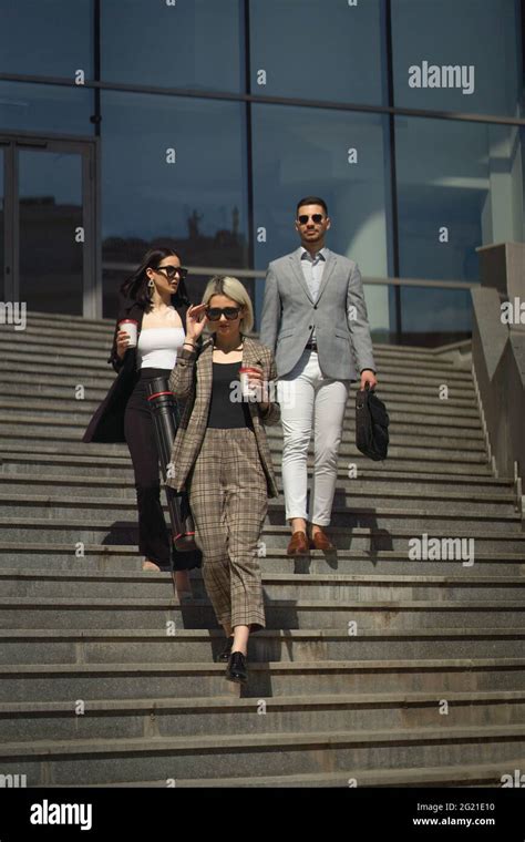 Business People Walking with Sun Glare 的图像结果