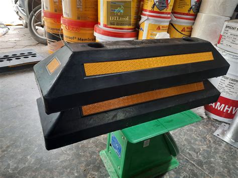 Cục chặn lùi bánh xe cao su 560x160x100mm (DàixRộngxCao). Chặn lốp ô tô dễ dàng lùi xe vào ...