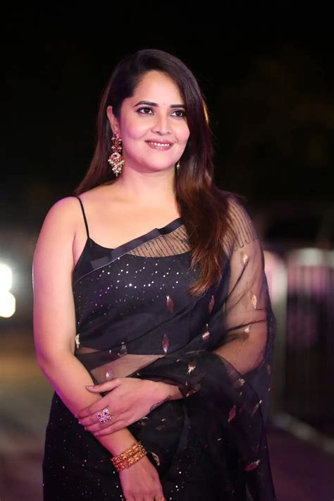 Anasuya : పెదకాపు ప్రీ రిలీజ్ ఈవెంట్లో.. చీరలో మెరిపిస్తున్న అనసూయ ...