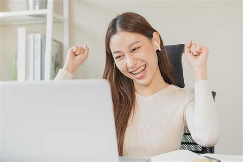Happy Lady Using Computer 的图像结果