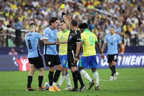 Designados los árbitros para los próximos dos partidos de Uruguay por ...