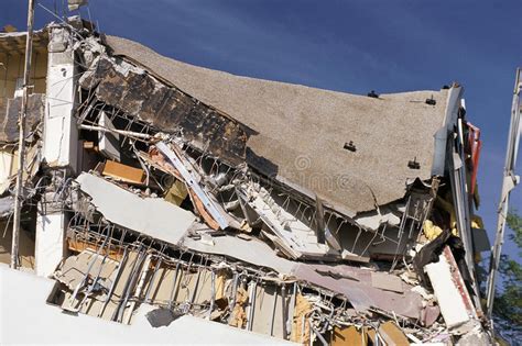 建筑物瓦砾毁坏了系列 库存图片. 图片 包括有 危险, 拱道, 被照顾的, 环境, 具体, 布琼布拉, 投炸弹者 - 10418955