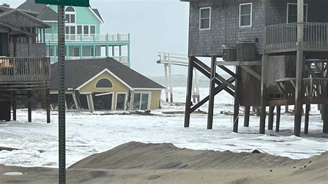 At least five houses collapse on North Carolina's Outer Banks ...