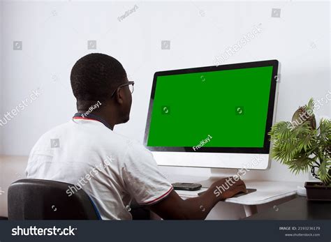 Man Looking at Computer Greenscreen 的图像结果