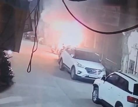 चार्जिंगला लावलेल्या इलेक्ट्रीक बाईकचा स्फोट CCTV मध्ये कैद! 7 जणांचं ...