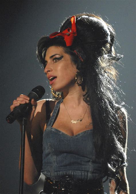 How Amy Winehouse Got Her Iconic Hair - Amy Winehouse Hairstyle ...