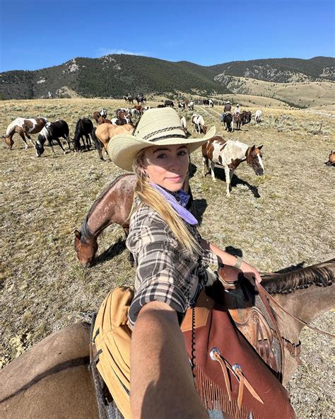 Grace Charis wears tiny bikini in cowgirl boots and hat as stunning golf influencer heads for ...