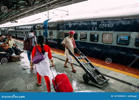 Howrah Station Local Train 的图像结果
