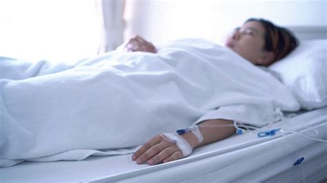躺在病床上的老妇人视频素材_ID:VCG42N1216671627-VCG.COM