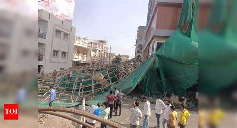 Bamboo scaffolding collapses in Godhra, 2 hurt - The Times of India