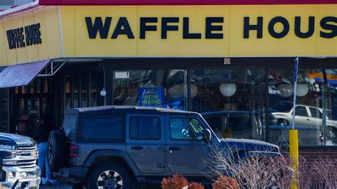 1 dead, 5 others injured in shooting at Indianapolis Waffle House