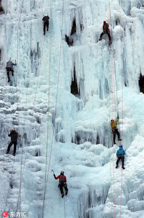 韩国瀑布结冰 游客玩起冰上攀岩--图集--中原网