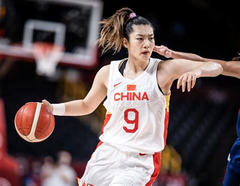 中国女篮主力李梦，亮相WNBA神秘人队媒体日活动，和队员打成一片，还教队友学中文 - YouTube