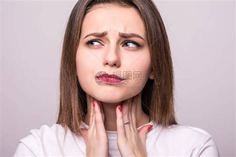 喉咙痛的年轻女子高清图片下载-正版图片505197893-摄图网