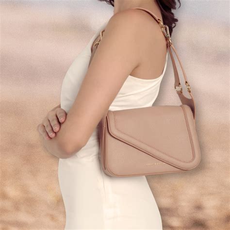 Buy Women Leather Handbags at Tiger Marrón