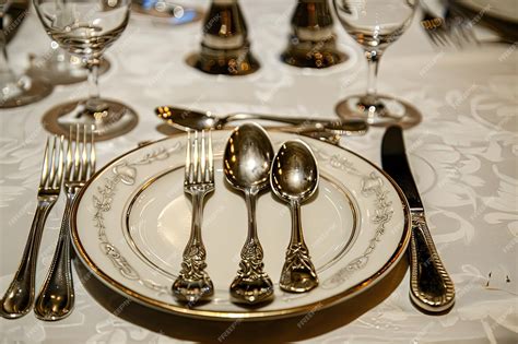 Formal Dinner Table Set Up 的图像结果