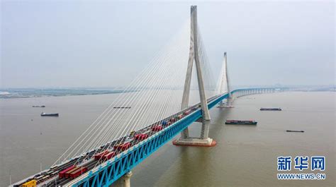 虹起巨龙之口——沪苏通长江公铁大桥开通运营-新华网
