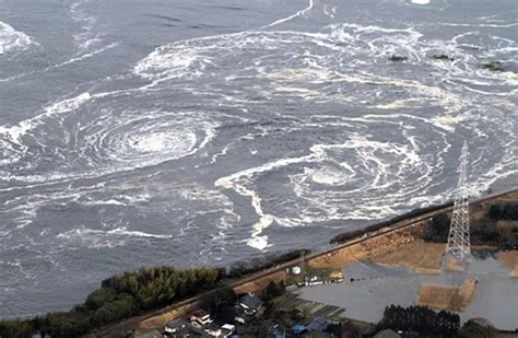 2011年3月11日日本发生3·11大地震并引发海啸|海啸_新浪新闻