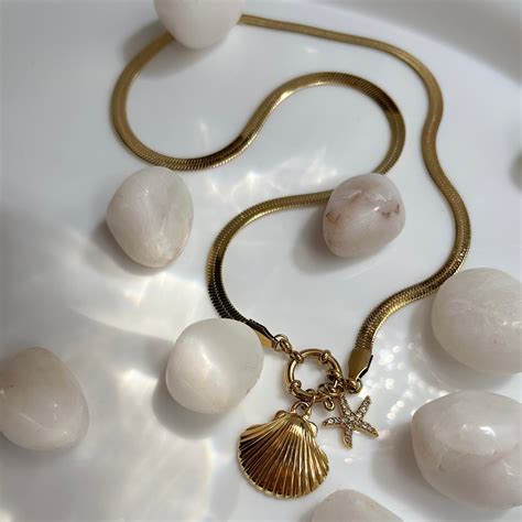 Sea Shell Charm Necklace – Aekay