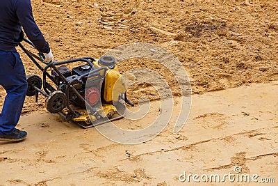 Using a Vibrating Plate Compactor On Sand 的图像结果