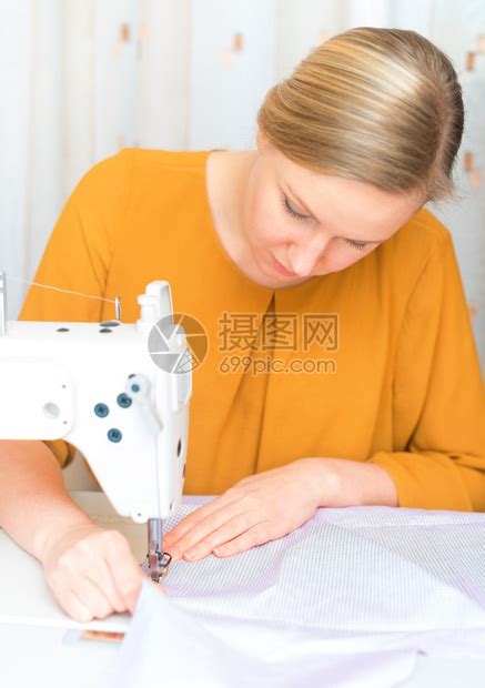 在制作手提包的女缝纫工高清图片下载-正版图片502068114-摄图网