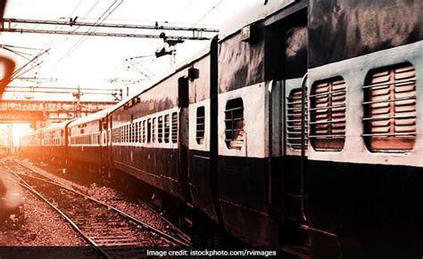 होली के मौके पर रेलवे यात्रियों के लिए खुशखबरी, इन रूट्स पर चलाएगा 196 ...