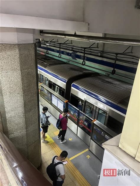 乘客翻入北京地铁2号线后身亡 记者实探：屏蔽门为半封闭 高1.5米|北京|地铁2号线-要闻_华商网新闻